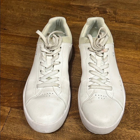 ON RUNNING On The Roger Advantage Women size 8